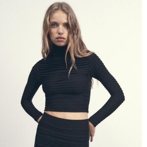 Zara Seamless Textured Cropped Top